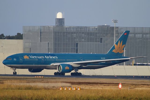 Boeing 777-200 (VN-A143) - Line-up RWY18, 31-Dec-2013