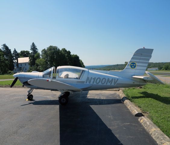 Cessna Skyhawk (N100MV) - Nice aircraft.