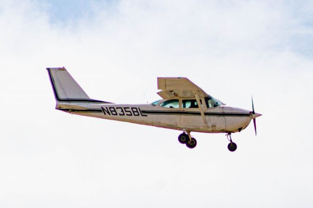 Cessna Skyhawk (N8358L)