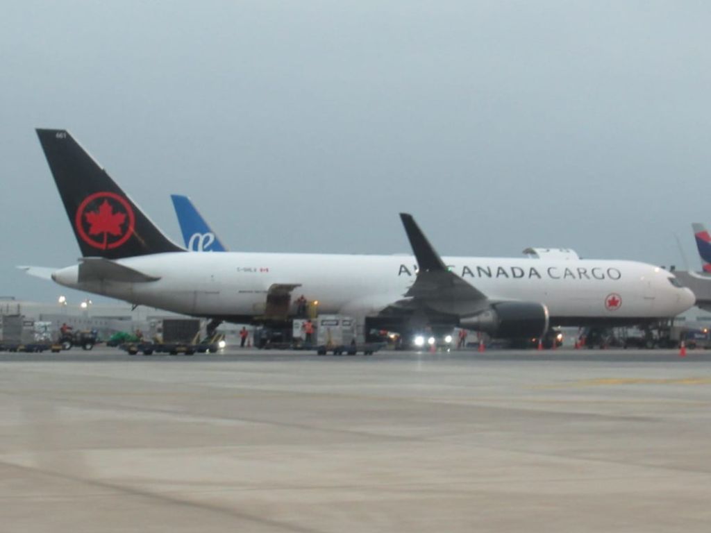 BOEING 767-300 (C-GHLV)