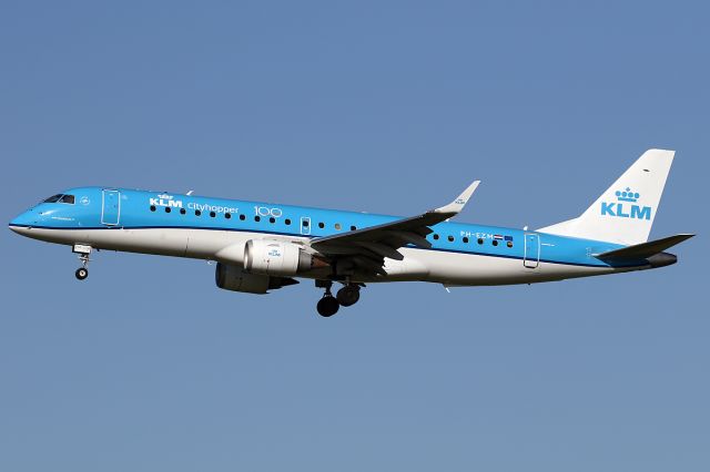 Embraer ERJ-190 (PH-EZM)