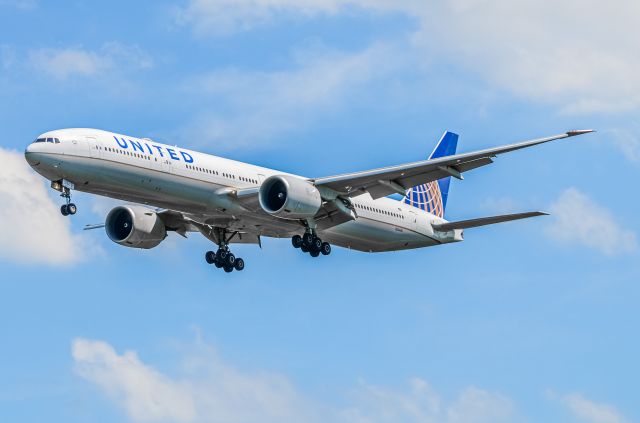 BOEING 777-300 (N2644U)