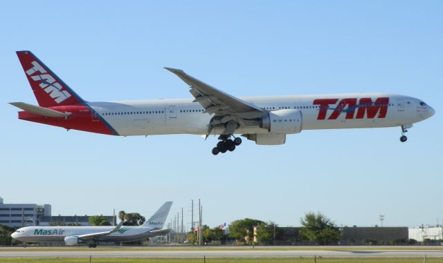 BOEING 777-300 (PT-MUB)
