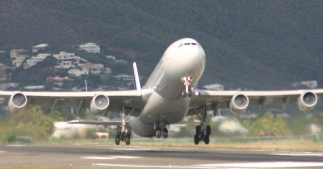 Airbus A340-300 (F-GLZO)