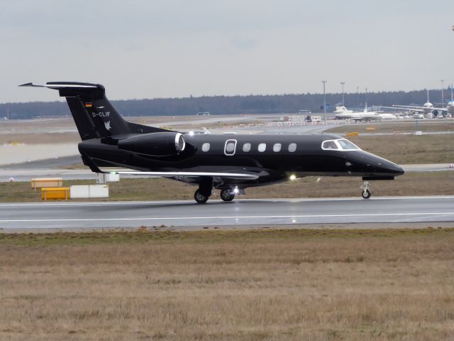 Embraer Phenom 300 (D-CLIF) - Spree Flug Luftfahrt GmbH Embraer EMB-505 Phenom 300 D-CLIF waiting at position rwy 18 FRA, 27.01.2019
