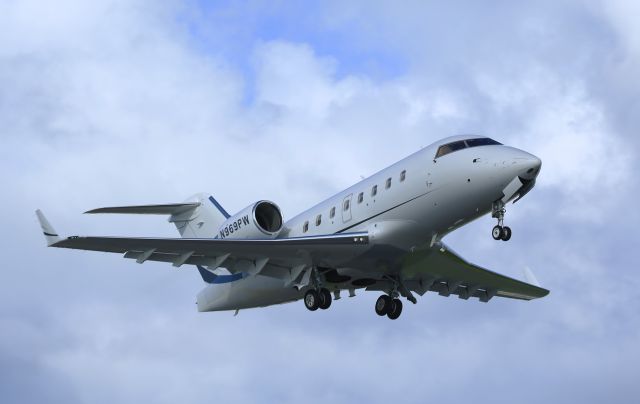 Canadair Challenger (N969PW)