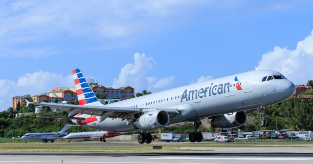 Airbus A321 (N558UW) - American airlines N558UW landing at TNCM