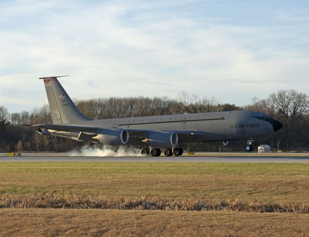 Boeing 707-100 (61-4840) - EDDIE91, a USAF Boeing KC-135R, smokin’ on arrival at TOL last night, 8 Nov 2022. 