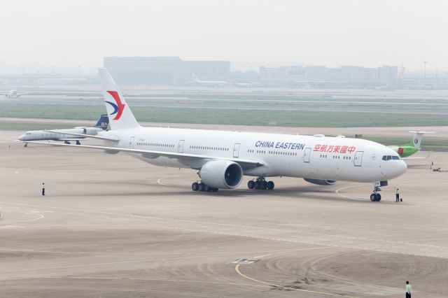 BOEING 777-300ER (B-2001) - The first Boeing 777-300ER  for CES arrived at Shanghai Hongqiao International Airport.