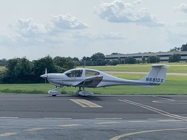 Diamond Star (N681DS) - N681DS (DA40) arriving at Wings Field (KLOM)br /Photo Date: July 5, 2021