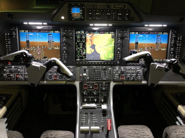 Embraer Phenom 300 (N306FL) - Office views 