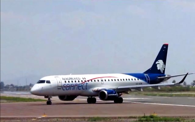 Embraer ERJ-190 (SLI231) - Aeromexico Connect Embraer 190 listo para despegue en la pista 12 de Torreon