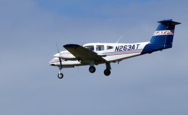 Piper PA-44 Seminole (N263AT) - On final is this 2001 Piper Seminole in the Autumn of 2018.