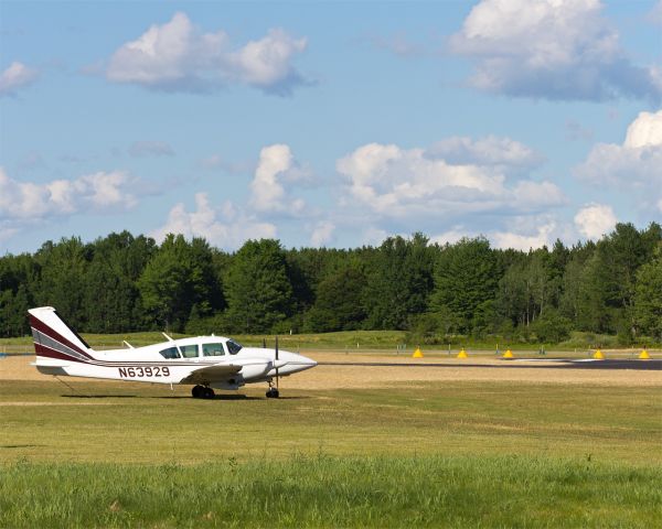 Piper Aztec (N63929)