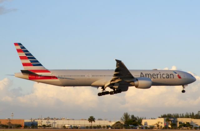 BOEING 777-300ER (N723AN)