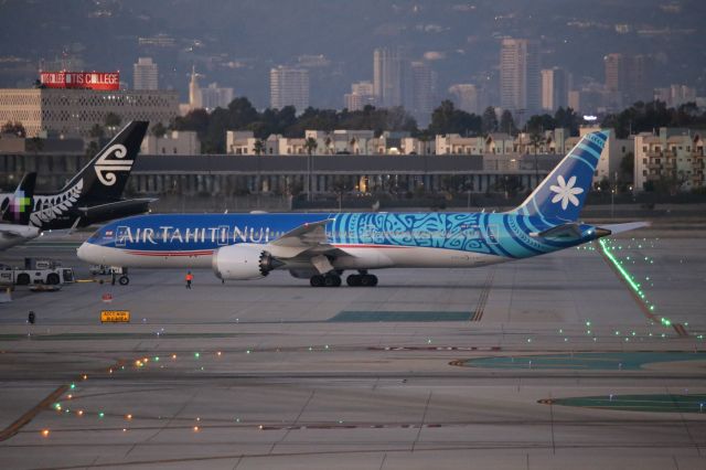 Boeing 787-9 Dreamliner (F-OMUA)