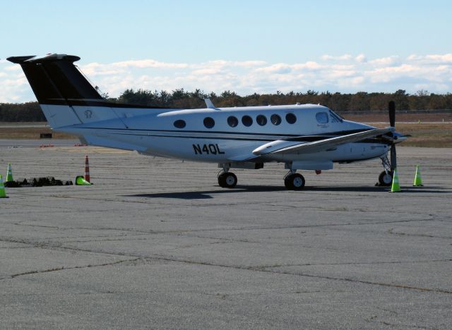 Beechcraft Super King Air 200 (N4QL) - A very nice 200. Note the wing lockers.
