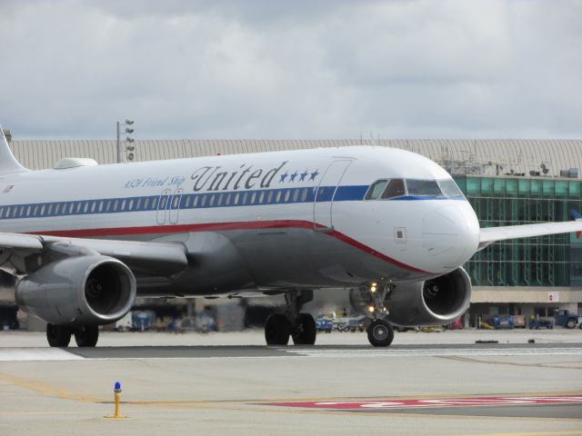 Airbus A320 (N475UA) - Line up and wait on RWY 20R