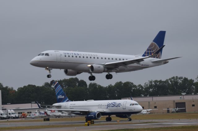 Embraer 175 (N750YX)