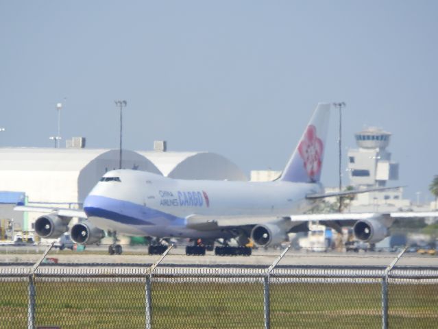 Boeing 747-400 (B-18718)