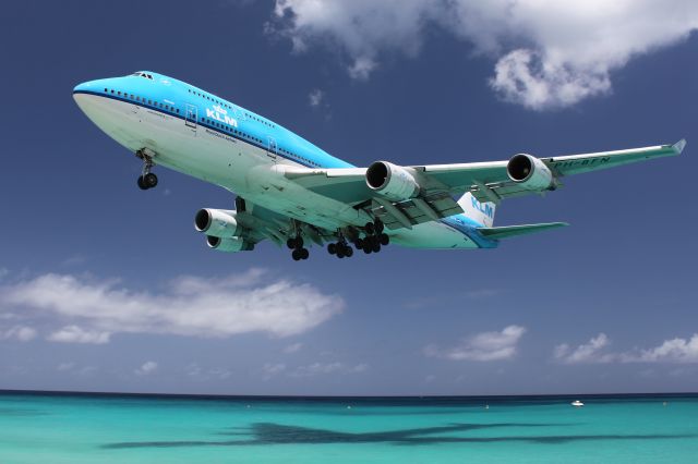 Boeing 747-400 (PH-BFN) - Aqua over Aqua