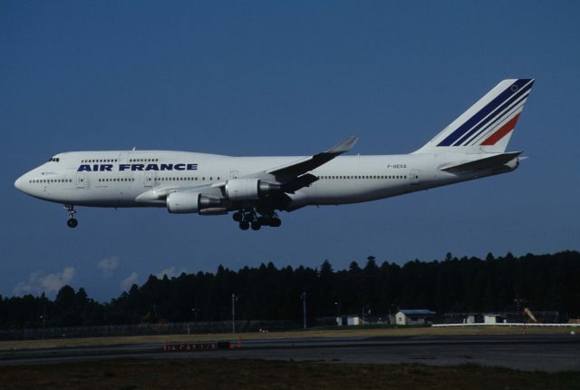 Boeing 747-400 (F-GEXA) - Short Final at Narita Intl Airport Rwy16R on 1995/09/09