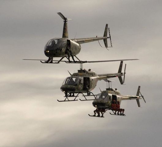 — — - Robinson R44 y dos Bell OH58 Kiowa del Escuadron de Caballeria Aerea del Ejercito de la Republica Dominicana (ECAERD) mientras realizaban su presentacion en el #DesfileMilitar27F. Foto por Carlos M.