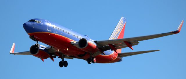 Boeing 737-700 (N730SW) - Arrival Landing SW #2373 from KSNA  11-19-2015