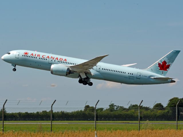 Boeing 787-9 Dreamliner (C-FNOI) - St. Magleby RWY22R