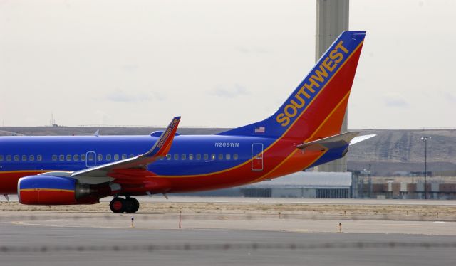 Boeing 737-700 (N269WN) - Look closely and you can see a scratch under one of the windows