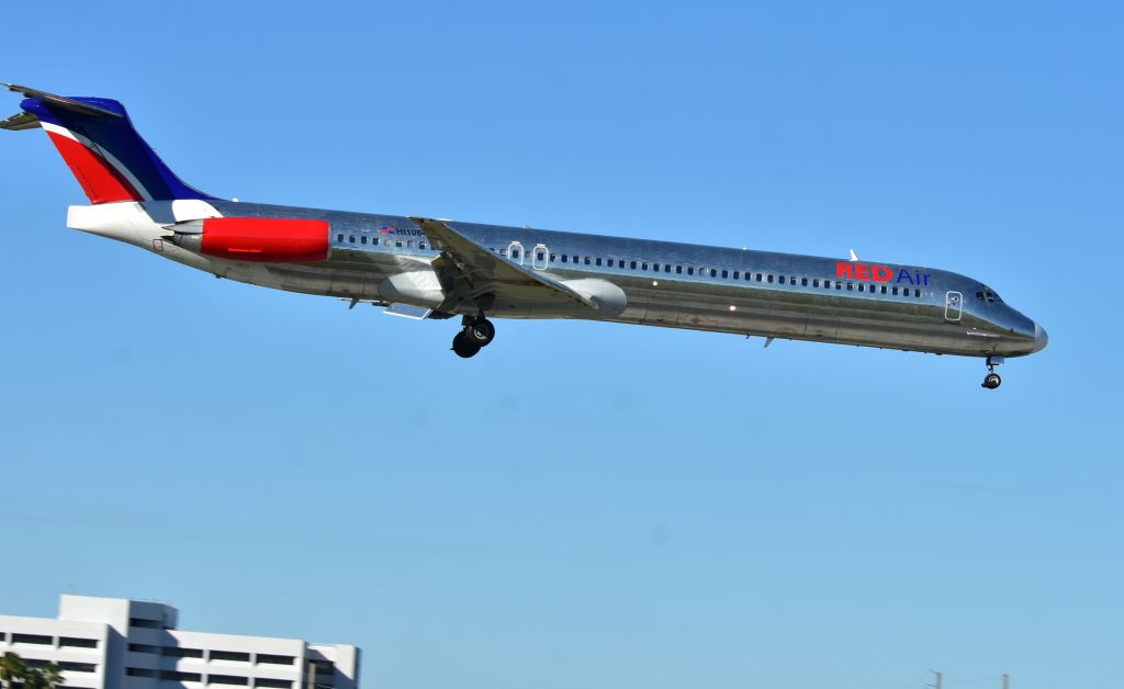 McDonnell Douglas MD-82 (HI1064)