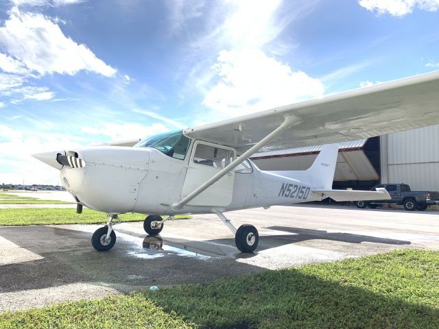 Cessna Skyhawk (N5215D)