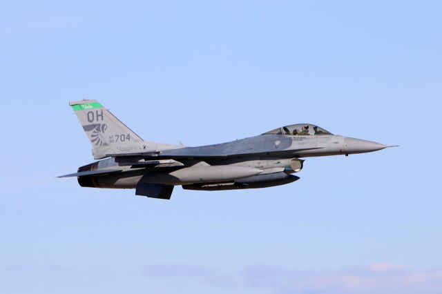 Lockheed F-16 Fighting Falcon (90-0704) - 90-0704 departing RWY 6R en route to Toledo Express Airport (KTOL), home of the from the 180th Fighter Wing and the 112th Fighter Squadron.