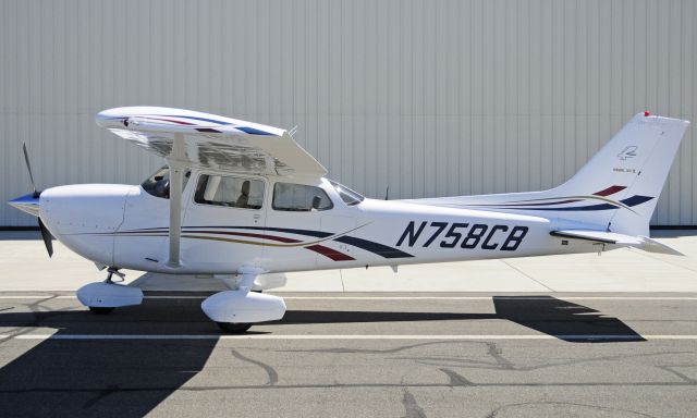 Cessna Skyhawk (N758CB)