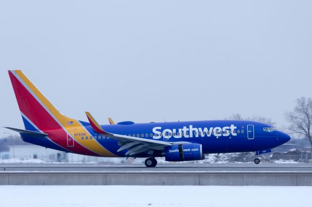 Boeing 737-700 (N7816B) - Southwest SWA1035 landing at KMSP after a flight from Denver (KDEN) 1/11/16