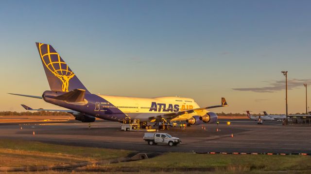 Boeing 747-400 (N464MC)