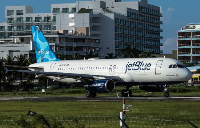 Airbus A320 (N658JB)