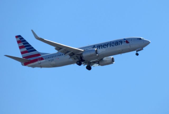 Boeing 737-800 (N978NN) - Shown here is an American Airline Boeing 737-800 on final in the Winter of 2018.