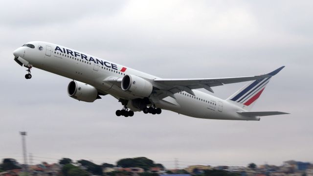 Airbus A350-900 (F-HTYL) - Décollage d'un A350-900 d'Air France départ l'aéroport international GRU, à São Paulo. C'est une journée nuageuse.