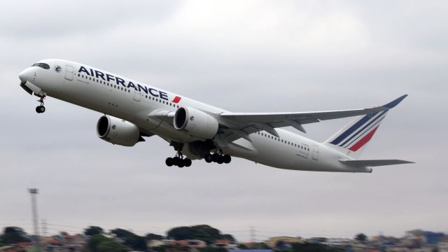 Airbus A350-900 (F-HTYL) - Décollage d'un A350-900 d'Air France départ l'aéroport international GRU, à São Paulo. C'est une journée nuageuse.