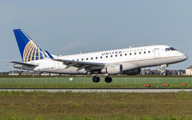 Embraer 170/175 (N856RW)