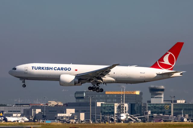 BOEING 777-200LR (TC-LJT)