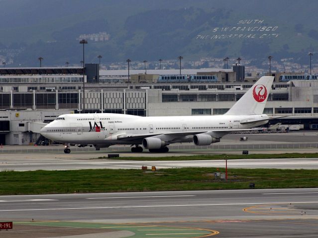 Boeing 747-400 (JA8082) - KSFO - Japan Airlines on taxi to the Intl terminal Feb 2005.