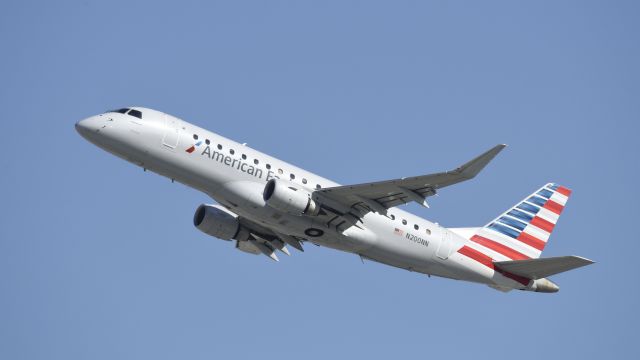 Embraer 175 (N200NN) - Departing LAX on 25R