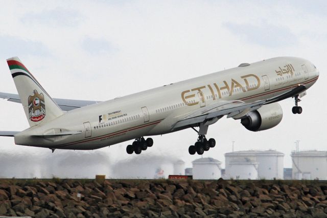 BOEING 777-300ER (A6-ETM)