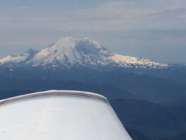 Piper Cherokee (N9099K) - Mt Rainier off the port wing of N9099K