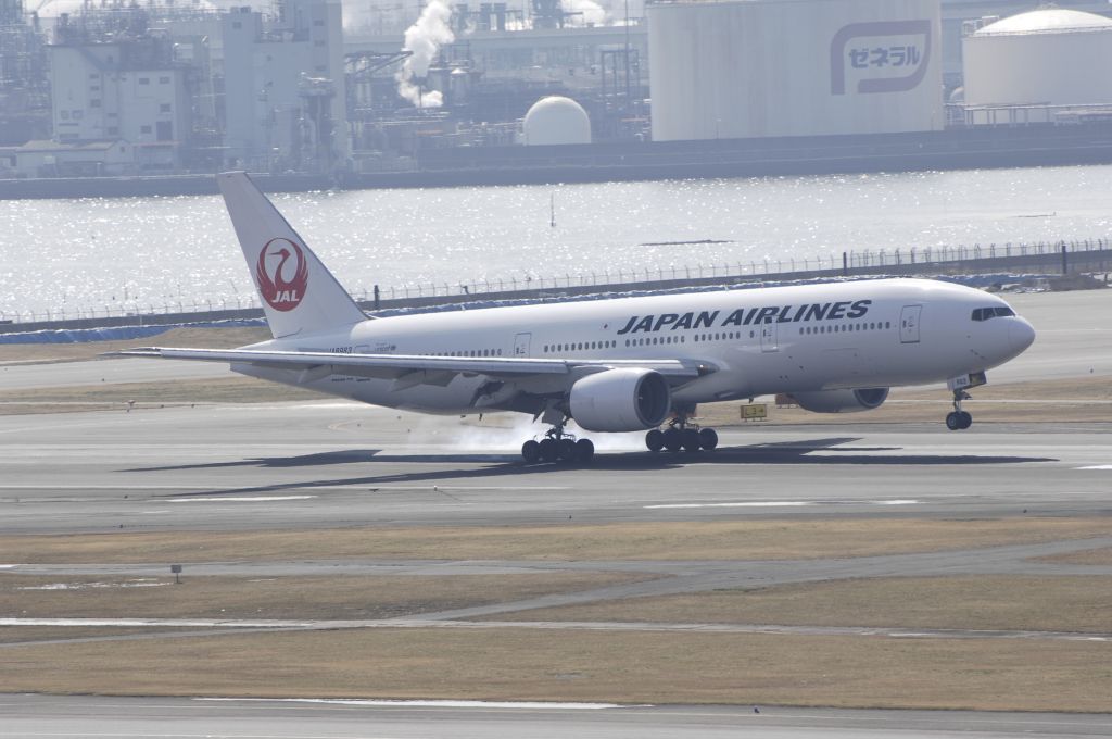 Boeing 777-200 (JA8983) - Landing at Haneda Intl Airport Rwy34L on 2012/02/24