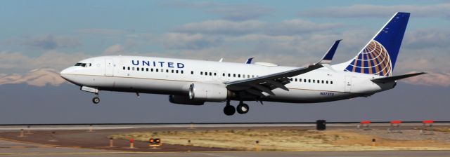 Boeing 737-800 (N37273) - Landing on 16L.