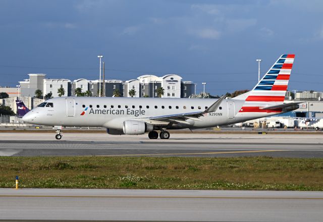Embraer 175 (N290NN)