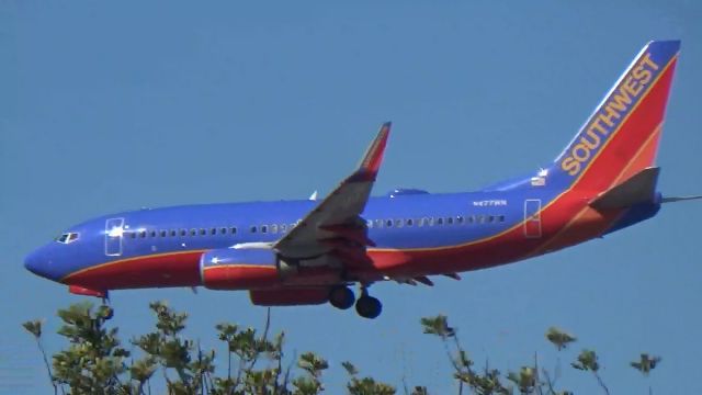 Boeing 737-700 (N477WN) - Landing Runway 20R 